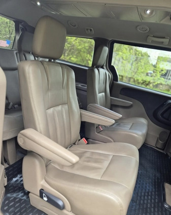 Chrysler Town &amp; Country cena 49900 przebieg: 230000, rok produkcji 2016 z Koniecpol małe 562